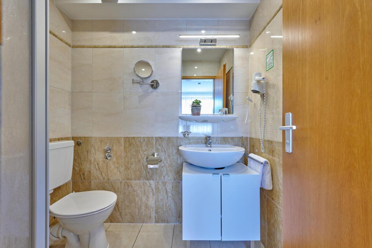 Hotel Restaurant Zum Goldenen Anker Mit Hallenbad & Wellnessbereich Windorf  Extérieur photo