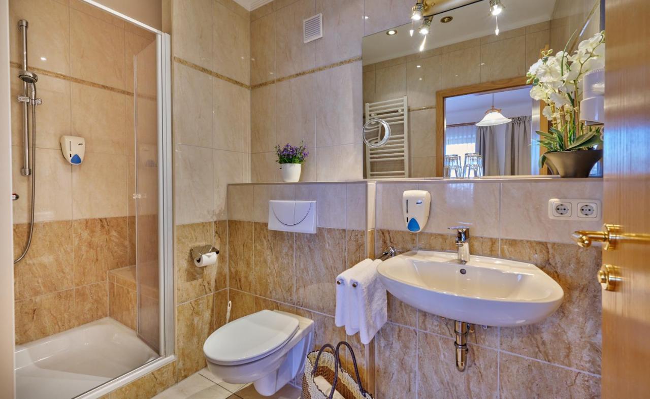 Hotel Restaurant Zum Goldenen Anker Mit Hallenbad & Wellnessbereich Windorf  Extérieur photo